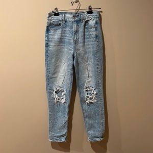 American Eagle Light Wash Knee Rip Jeans